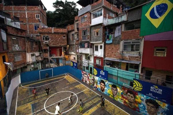 Otra de las favelas brasileñas donde se busca alternativas sociales para la juventud / Foto: AFP, Yasuyoshi Chiba(favela) in Rio de Janeiro, Brazil on June 8, 2014, just four days ahead of the FIFA World Cup 2014. AFP PHOTO / YASUYOSHI CHIBA FBL-WC-2014-BRAZIL-FAVELA